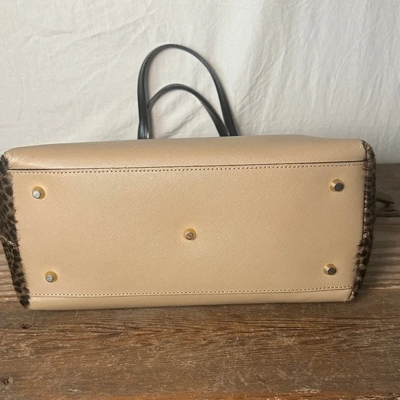 Innue—Chic Beige and Black Satchel with fur accents - Picture 5 of 13